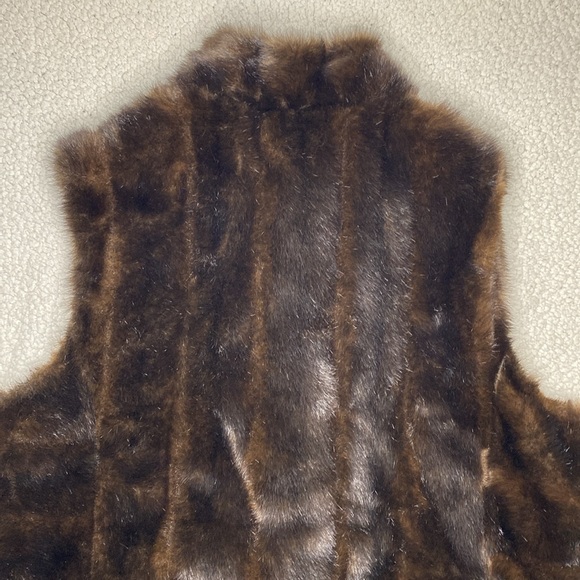 Fabulous Furs For Animal Lovers Faux Fur Vest: Size Large - Picture 5 of 9